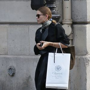 Cette stratégie à contre-courant, fondée sur l'exclusivité et la qualité, continue de séduire une clientèle internationale. 

Exclusif - Ashley Olsen avec un sac de la boutique Charvet  - Mary-Kate et Ashley Olsen en train de faire du shopping à Paris le 14 septembre 2015. AGENCE / BESTIMAGE