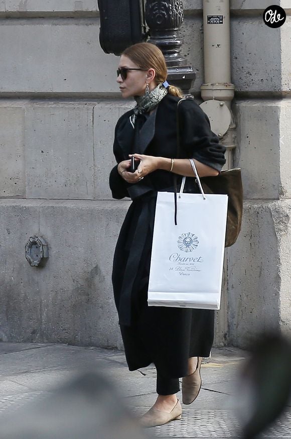 Cette stratégie à contre-courant, fondée sur l'exclusivité et la qualité, continue de séduire une clientèle internationale. 

Exclusif - Ashley Olsen avec un sac de la boutique Charvet  - Mary-Kate et Ashley Olsen en train de faire du shopping à Paris le 14 septembre 2015. AGENCE / BESTIMAGE