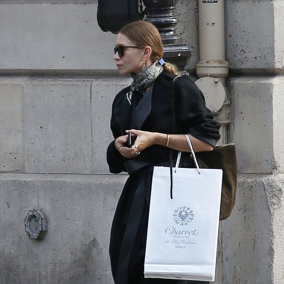 Cette stratégie à contre-courant, fondée sur l'exclusivité et la qualité, continue de séduire une clientèle internationale. 

Exclusif - Ashley Olsen avec un sac de la boutique Charvet  - Mary-Kate et Ashley Olsen en train de faire du shopping à Paris le 14 septembre 2015. AGENCE / BESTIMAGE