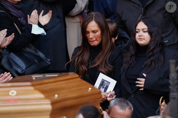 Nathalie Marquay-Pernaut et sa fille Lou - Sorties des obsèques de Jean-Pierre Pernaut en la Basilique Sainte-Clotilde à Paris, France le 9 mars 2022. © Aurelien Morissard/Panoramic/Bestimage.