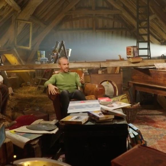 Calogero dans l'émission "Un dimanche à la campagne" face à Frédéric Lopez, Nora Hamzawi et Valérie Perrin. (Capture d'écran).