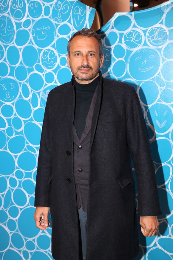 C'est ce que l'on apprenait dans un entretien du comédien avec le magazine "Télé 7 Jours". 

Safy Nebbou  - Soirée Ruinart au Palais de Tokyo pour le lancement de sa collaboration artistique avec l'artiste plasticien J. Hein. La Maison Ruinart a confié sa Carte Blanche 2022 à J. Hein qui a imaginé une installation artistique traduisant son parcours sensoriel en Champagne : "Right Here, Right Now". A Paris le 31 Mars 2022. © Bertrand Rindoff/Bestimage