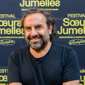 Plus de cinquante ans après, le musicien garde un souvenir particulièrement tendre de cette histoire.

André Manoukian assiste au festival « Soeurs Jumelles » à Rochefort, en France, le 23 juin 2026. Photo : Arnault Serriere/ABACAPRESS.COM