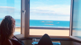 Trois mois à peine après la naissance de son 3e enfant à 46 ans, cette personnalité télé et radio a mis le cap vers une destination chic et prisée