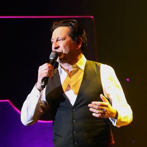 Exclusif - Laurent Gerra, imitant ici E. Macias, « Se met à table ! » dans son nouveau spectacle à savourer au Casino de Paris, à Paris, France, le 04 Janvier 2025. © Bertrand Rindoff/Bestimage