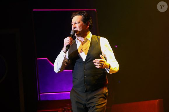 Exclusif - Laurent Gerra, imitant ici E. Macias, « Se met à table ! » dans son nouveau spectacle à savourer au Casino de Paris, à Paris, France, le 04 Janvier 2025. © Bertrand Rindoff/Bestimage