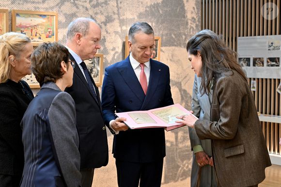 Le prince Albert II de Monaco, la princesse Caroline de Hanovre, Charlotte Casiraghi et Mélanie-Antoinette de Massy inaugurent la médiathèque Caroline à Monaco, le 10 décembre 2025. © Bruno Bebert / Bestimage