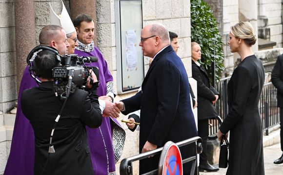 Le prince Albert II de Monaco et la princesse Charlène de Monaco, Monseigneur Dominique-Marie - Obsèques de Didier Guillaume (ancien ministre de l'Agriculture entre 2018 et 2020 et ancien Ministre d'Etat de Monaco 2024–2025) en la cathédrale Notre-Dame-Immaculée de Monaco le 23 janvier 2025. © Bruno Bebert/Bestimage