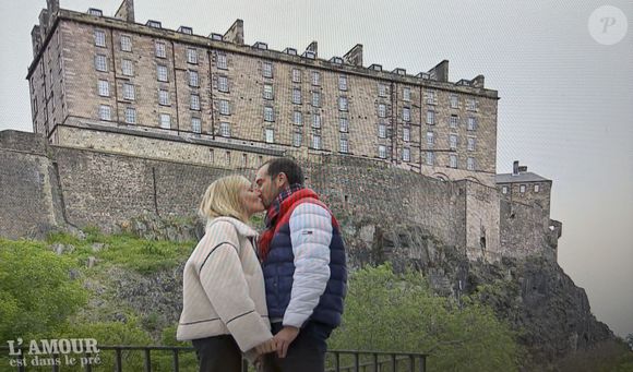 "Tout se passait bien. On rentre et quatre jours après, je la sens plus distante, il y avait moins de messages."

Julien fait le bilan de son aventure avec Louise dans L'amour est dans le pré