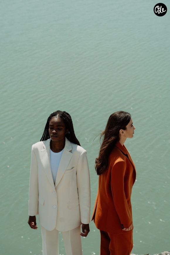 Pour compléter une tenue automnale sans l'alourdir, deux pièces maîtresses se disputent alors la vedette.