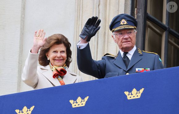 Le roi Carl Gustaf et la reine Sylvia fêtent son anniversaire lors d'une parade militaire et en faisant une apparition au balcon du palais royal de Stockholm avec sa famille le 30 avril 2025. @Backgrid USA / Bestimage