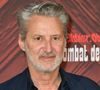 "Il m'emmenait pêcher des crevettes, on allait jusqu'à Honfleur par la mer ou la campagne, il me faisait boire du cidre dans les guinguettes et je rentrais pompette..."

Antoine de Caunes - Photocall de la série Netflix "Astérix et Obélix: le combat des chefs" au Cirque d'Hiver Bouglione à Paris le 29 avril 2025. © Veeren/Bestimage
