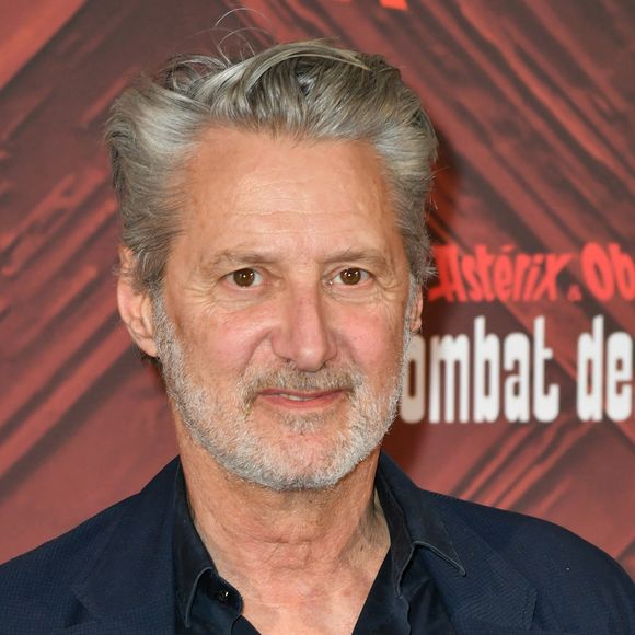 "Il m'emmenait pêcher des crevettes, on allait jusqu'à Honfleur par la mer ou la campagne, il me faisait boire du cidre dans les guinguettes et je rentrais pompette..."

Antoine de Caunes - Photocall de la série Netflix "Astérix et Obélix: le combat des chefs" au Cirque d'Hiver Bouglione à Paris le 29 avril 2025. © Veeren/Bestimage