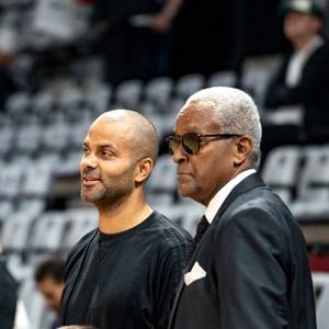 Sur Instagram, Tony Parker a rendu un hommage bouleversant à celui qu’il décrit comme son “premier modèle” et “son guide”.

Tony Parker et son père Tony Parker Sr à l’Astroballe de Villeurbanne le 28 septembre 2025. 

© Sandrine Thesillat / PsNewZ/Bestimage