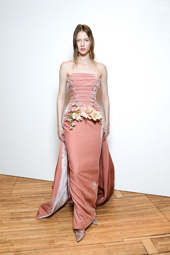 Coulisses du défilé Elie Saab "Collection Haute Couture Automne/Hiver 2025-2026" lors de la Fashion Week de Paris, le 9 juillet 2025 Backgrid USA / Bestimage



Pictured: Model