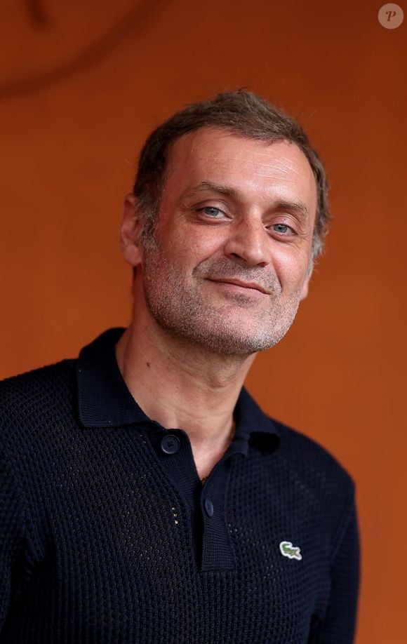 Il a photographié officiellement Augustin Trapenard pour son arrivée 

Augustin Trapenard au village lors des Internationaux de France de Tennis de Roland Garros 2025 (Jour 7), le 31 mai 2025 à Paris. 
© Dominique Jacovides / Bestimage
