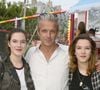 Ses filles suivent sa voie, il a donc un autre rapport avec elles aujourd'hui
David Brécourt et ses filles Esther et Salomé - Inauguration de la Fête des Tuileries à Paris le 26 juin 2015.
