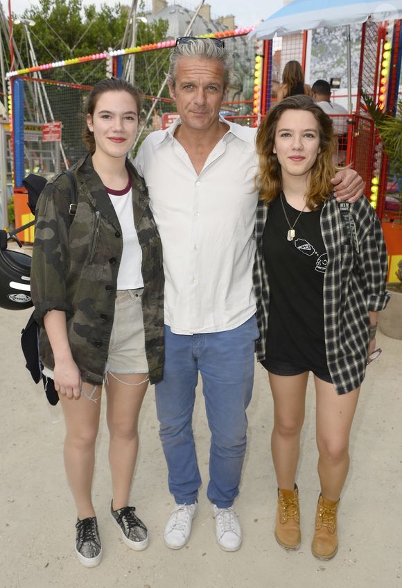 Ses filles suivent sa voie, il a donc un autre rapport avec elles aujourd'hui
David Brécourt et ses filles Esther et Salomé - Inauguration de la Fête des Tuileries à Paris le 26 juin 2015. 