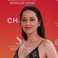 Prix secret et 430 heures de travail : cette pièce Chanel portée par Marion Cotillard à Biarritz ne passe pas inaperçue !