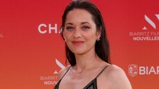 Prix secret et 430 heures de travail : cette pièce Chanel portée par Marion Cotillard à Biarritz ne passe pas inaperçue !