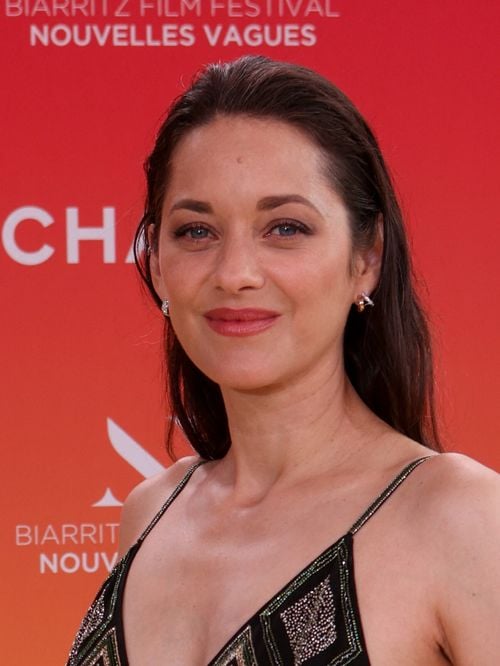 Prix secret et 430 heures de travail : cette pièce Chanel portée par Marion Cotillard à Biarritz ne passe pas inaperçue !