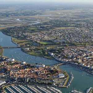 Et c'est également dans cette quête de tranquillité qu'ils se rendent régulièrement sur l'ile d'Yeu, comme le rappelle Ouest-France.


Saint-Gilles Croix de Vie (85) : Vue aerienne de la station balneaire et du port de plaisance de Port-la-Vie situe au coeur meme de la ville face a l'Ile d'Yeu - Photo by Hedelin F/ANDBZ/ABACAPRESS.COM -