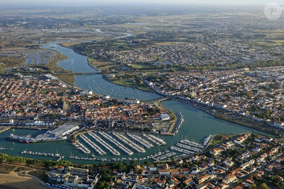 Et c'est également dans cette quête de tranquillité qu'ils se rendent régulièrement sur l'ile d'Yeu, comme le rappelle Ouest-France.


Saint-Gilles Croix de Vie (85) : Vue aerienne de la station balneaire et du port de plaisance de Port-la-Vie situe au coeur meme de la ville face a l'Ile d'Yeu - Photo by Hedelin F/ANDBZ/ABACAPRESS.COM -