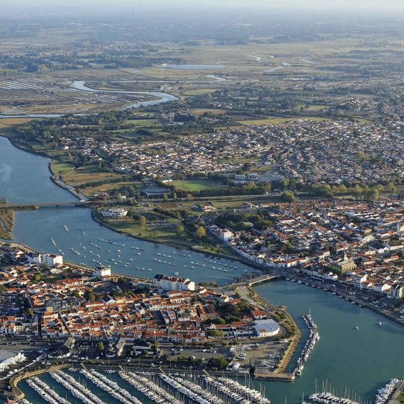 Et c'est également dans cette quête de tranquillité qu'ils se rendent régulièrement sur l'ile d'Yeu, comme le rappelle Ouest-France.


Saint-Gilles Croix de Vie (85) : Vue aerienne de la station balneaire et du port de plaisance de Port-la-Vie situe au coeur meme de la ville face a l'Ile d'Yeu - Photo by Hedelin F/ANDBZ/ABACAPRESS.COM -
