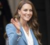 Pour cette apparition très attendue, elle portait un élégant tailleur-pantalon bleu signé Edeline Lee.

Son Altesse Royale, Catherine, Princesse de Galles (Catherine (Kate) Middleton, princesse de Galles), visite de 2 jours en Italie. À son arrivée à la mairie de Reggio Emilia, elle est accueillie par le maire de la ville, Marco Massari, le 13 mai 2026. © GoffPhotos/Bestimage