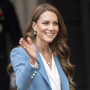 Pour cette apparition très attendue, elle portait un élégant tailleur-pantalon bleu signé Edeline Lee.

Son Altesse Royale, Catherine, Princesse de Galles (Catherine (Kate) Middleton, princesse de Galles), visite de 2 jours en Italie. À son arrivée à la mairie de Reggio Emilia, elle est accueillie par le maire de la ville, Marco Massari, le 13 mai 2026. © GoffPhotos/Bestimage