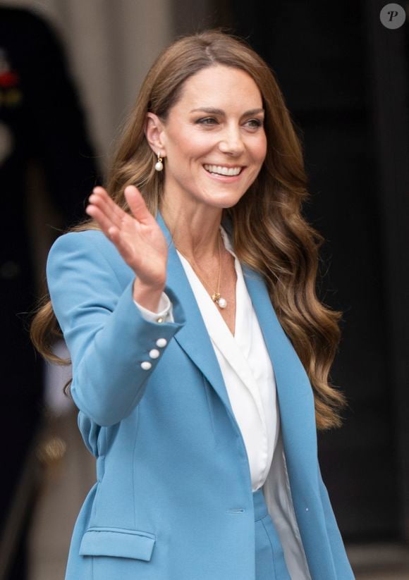 Pour cette apparition très attendue, elle portait un élégant tailleur-pantalon bleu signé Edeline Lee.

Son Altesse Royale, Catherine, Princesse de Galles (Catherine (Kate) Middleton, princesse de Galles), visite de 2 jours en Italie. À son arrivée à la mairie de Reggio Emilia, elle est accueillie par le maire de la ville, Marco Massari, le 13 mai 2026. © GoffPhotos/Bestimage