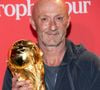 En coulisses, il est l'heureux papa de deux garçons nés de son mariage en 2004 avec Aurélie Dupont : Léni, né en 2005, et Aldo, né en 2007. 

Fabien Barthez avec le trophée de la Coupe du Monde de la FIFA à l'Adidas Home of Sport sur les Champs-Elysées à Paris le 10 février 2026.  

© Cyril Moreau/Bestimage