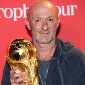 En coulisses, il est l'heureux papa de deux garçons nés de son mariage en 2004 avec Aurélie Dupont : Léni, né en 2005, et Aldo, né en 2007. 

Fabien Barthez avec le trophée de la Coupe du Monde de la FIFA à l'Adidas Home of Sport sur les Champs-Elysées à Paris le 10 février 2026.  

© Cyril Moreau/Bestimage