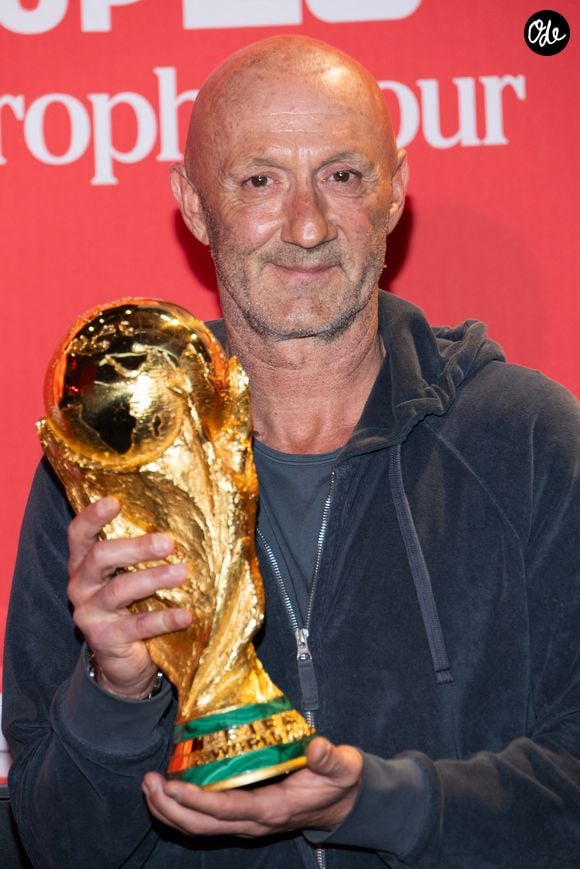 En coulisses, il est l'heureux papa de deux garçons nés de son mariage en 2004 avec Aurélie Dupont : Léni, né en 2005, et Aldo, né en 2007. 

Fabien Barthez avec le trophée de la Coupe du Monde de la FIFA à l'Adidas Home of Sport sur les Champs-Elysées à Paris le 10 février 2026.  

© Cyril Moreau/Bestimage