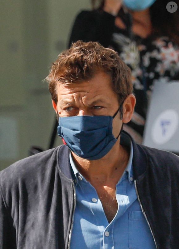 Exclusif - Laurent Mariotte - Les animateurs de Europe 1, munis de masques de protection contre le coronavirus (Covid-19), quittent les studios de la radio à Paris, le 31 août 2020.  
Christophe Clovis / Bestimage