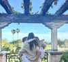 Le cliché la montre enlacée avec ses deux enfants dans un décor naturel, baigné de lumière.
Capture Instagram Meghan Markle