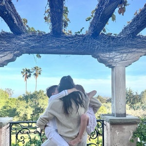 Le cliché la montre enlacée avec ses deux enfants dans un décor naturel, baigné de lumière.

Capture Instagram Meghan Markle
