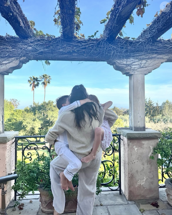 Le cliché la montre enlacée avec ses deux enfants dans un décor naturel, baigné de lumière.

Capture Instagram Meghan Markle