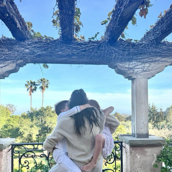 Le cliché la montre enlacée avec ses deux enfants dans un décor naturel, baigné de lumière.

Capture Instagram Meghan Markle