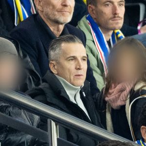 Guillaume Canet et ses enfants Marcel et Louise dans les tribunes du match de qualification de la Coupe du monde 2026 entre la France contre l'Ukraine (4-0) au Parc des Princes à Paris le 13 novembre 2025. © Cyril moreau/Bestimage