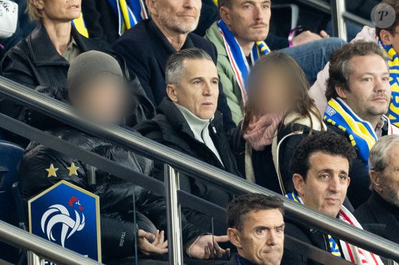 Guillaume Canet et ses enfants Marcel et Louise dans les tribunes du match de qualification de la Coupe du monde 2026 entre la France contre l'Ukraine (4-0) au Parc des Princes à Paris le 13 novembre 2025. © Cyril moreau/Bestimage