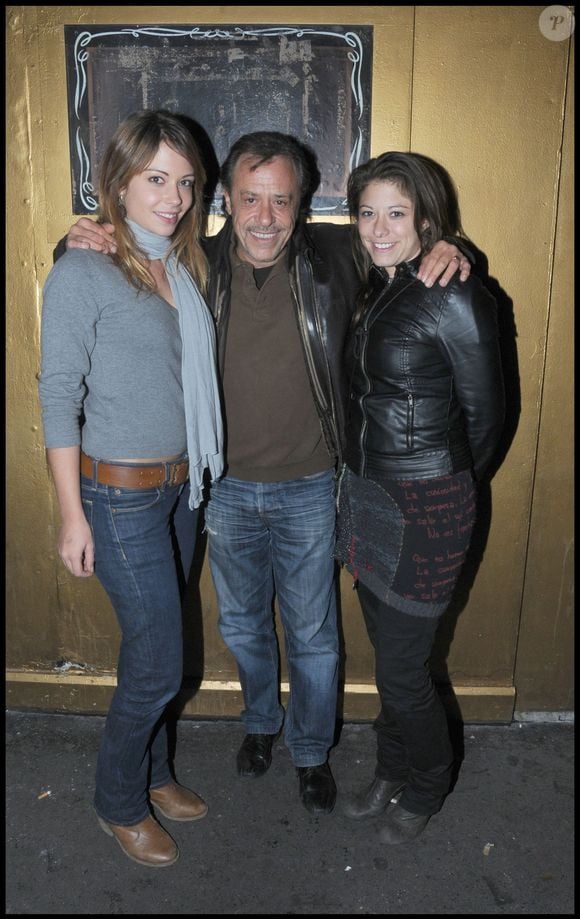 Dounia Coesens, Antoine Coesens (son père) et sa sœur Marie Coesens – cocktail au “Réservoir” à l’occasion de la générale de presse du vidéo-spectacle “Benjy Dotti, One Parodies Show” au Théâtre Le Temple, à Paris.

© VEEREN / BESTIMAGE