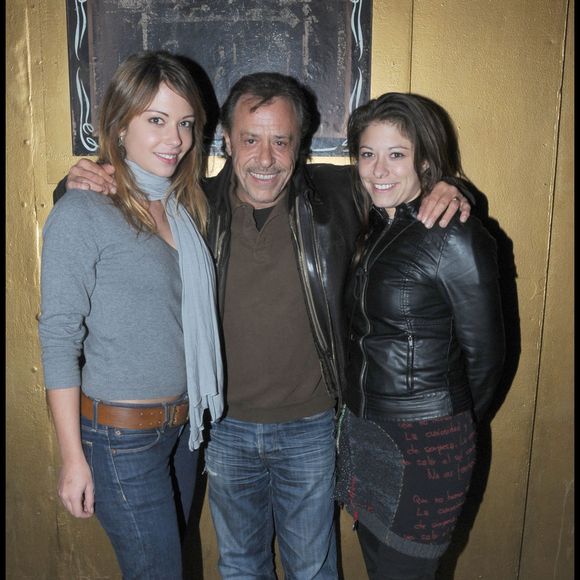 Dounia Coesens, Antoine Coesens (son père) et sa sœur Marie Coesens – cocktail au “Réservoir” à l’occasion de la générale de presse du vidéo-spectacle “Benjy Dotti, One Parodies Show” au Théâtre Le Temple, à Paris.

© VEEREN / BESTIMAGE