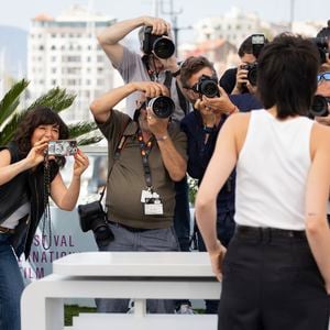 Romane Bohringer et Eve Yelmani au photocall de "Dites-lui que je l'aime" (Séance spéciale) lors du 78ème Festival International du Film de Cannes, le 19 mai 2025. © Moreau / Jacovides / Bestimage