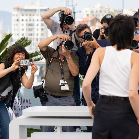 Romane Bohringer et Eve Yelmani au photocall de "Dites-lui que je l'aime" (Séance spéciale) lors du 78ème Festival International du Film de Cannes, le 19 mai 2025. © Moreau / Jacovides / Bestimage