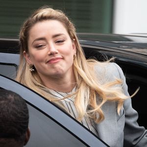 Amber Heard quitte le tribunal du comté de Fairfax, à Fairfax, à la fin du procès civil qui l'oppose à Johnny Depp, vendredi 27 mai 2022. Photo par Cliff Owen/CNP/ABACAPRESS.COM