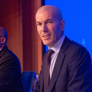 Enfant, il rêvait pourtant de devenir chauffeur-livreur.

L'ancien international français de football Zinédine Zidane (à droite) s'exprime aux côtés du président de la Fédération française de football, Philippe Diallo (à gauche), lors d'une conférence de presse visant à le présenter comme le nouveau sélectionneur de l'équipe de France, au siège de la Fédération française de football (FFF) à Paris, le 28 juillet 2026.  © Baptiste Autissier/PsnewZ/Bestimage