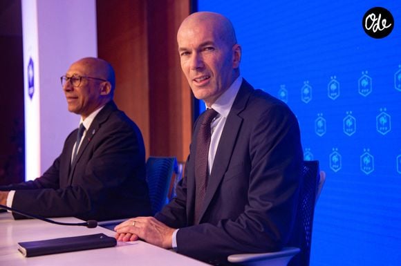 Enfant, il rêvait pourtant de devenir chauffeur-livreur.

L'ancien international français de football Zinédine Zidane (à droite) s'exprime aux côtés du président de la Fédération française de football, Philippe Diallo (à gauche), lors d'une conférence de presse visant à le présenter comme le nouveau sélectionneur de l'équipe de France, au siège de la Fédération française de football (FFF) à Paris, le 28 juillet 2026.  © Baptiste Autissier/PsnewZ/Bestimage