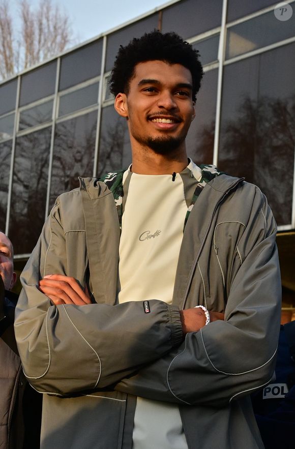 Le joueur international français de basket-ball et pivot des Spurs de San Antonio (NBA) Victor Wembanyama est revenu dans sa ville du Chesnay-Rocquencourt (Yvelines) pour inaugurer deux terrains de basket en partie financés par la fondation des San Antonio Spurs, en France, le 21 janvier 2025. © Christian Liewig/Bestimage