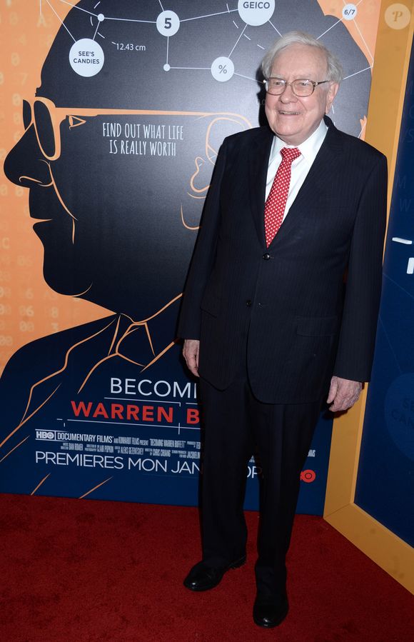 Il va accélérer les donations aux fondations de ses enfants. 

Warren Buffet lors de la première du film "Becoming Warren Buffet" à New York. Le 19 janvier 2017

Photo : STARMAX / BESTIMAGE